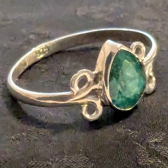 Solid 925 Sterling Silver Ring With A Genuine Natural Emerald Size 8.5 - Picture 3 of 7